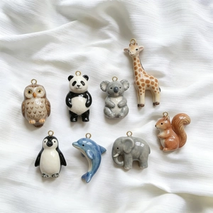 Set mit 8 süßen Keramik-Tieranhängern inklusive Panda und Koala mit 18K vergoldeten Ösen