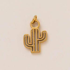 Détail d'un pendentif cactus plaqué or 18K avec design évidé et boucle ronde