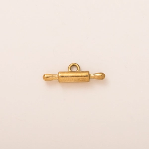 Détail macro du pendentif rouleau à pâtisserie plaqué or 18K avec finition mate de qualité