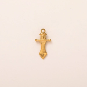 Gros plan d'un pendentif dague plaqué or 18 carats avec poignée en spirale détaillée