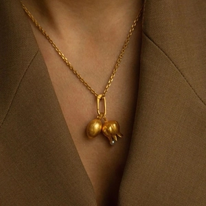 Elegante collana con pendente a tulipano in oro 18 carati e perla su una modella