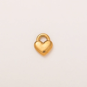 Macro-opname van een 18K vergulde hartvormige hanger met fijne matte textuur en stevig oog