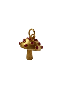 Dettaglio del ciondolo a fungo in oro 18K con cristallo rosso e finitura in metallo spazzolato
