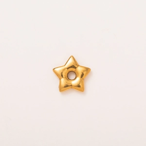 Macro-detail van een 18K vergulde sterbedel met centraal gat voor DIY-sieraden maken