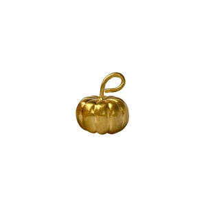 Vista dettagliata del ciondolo a zucca placcato oro 18K con finitura opaca e anellino