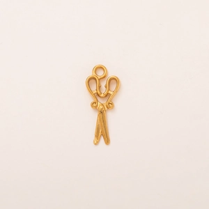 Gros plan détaillé du pendentif ciseaux plaqué or 18K avec relief floral courbé
