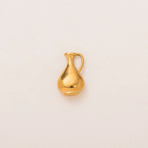 Vue détaillée d'un pendentif en forme de petit pichet doré avec une finition polie