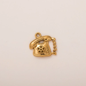 Vue détaillée d'un pendentif téléphone vintage en acier inoxydable plaqué or 18 carats