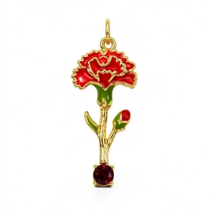 Ciondolo a garofano dorato con petali in smalto rosso e foglie verdi su fondo bianco