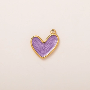 Colgante de corazón púrpura con bordes dorados y textura en espiral sobre fondo