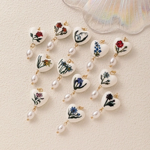 Collezione di ciondoli a cuore in ceramica floreale con perle a goccia e placcatura oro