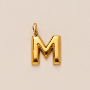 Macro-opname van 18K vergulde letter M-hanger met karabijnsluiting en gepolijste afwerking