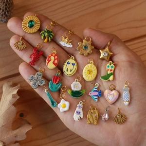 Mix aus 18K vergoldeten Edelstahl-Anhängern mit Fisch- und Blumenmotiven