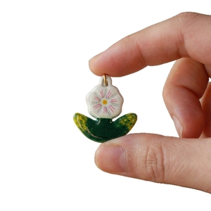 Handgefertigter Keramik-Blumenanhänger mit 18K vergoldetem Ring und rosa Blütenblättern