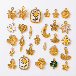 Primer plano de colgantes botánicos bañados en oro de 18K con detalles de girasol esmaltado