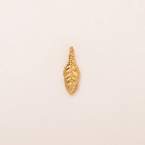 Vista macro detallada del colgante de hoja bañada en oro 18K para accesorios de joyería