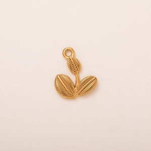 Detalle del colgante de triple hoja de acero inoxidable bañado en oro 18K con textura fina