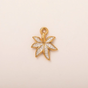 Detalle de un colgante de hoja de acero inoxidable chapado en oro 18K y esmalte blanco