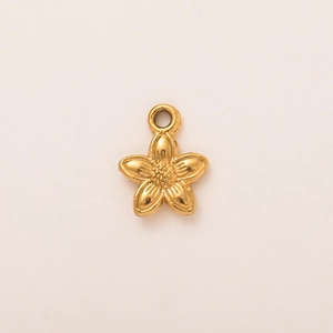Primer plano de colgante de flor bañado en oro 18K con textura de relieve vintage