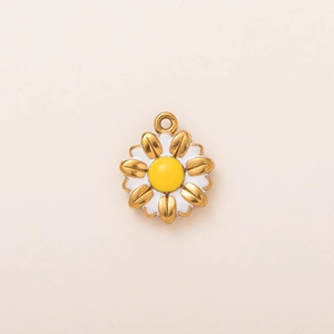 Primer plano del colgante de margarita en acero inoxidable oro 18K con esmalte blanco y amarillo