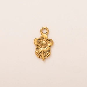 Detalle de un colgante de flor en acero bañado en oro de 18K con textura de pétalo