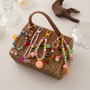 Bunte Perlen-Taschenanhänger aus Acryl mit Eis- und Lutscherformen an Strohtasche