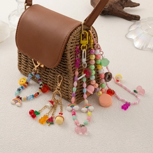 Bunte Acryl-Perlenkette mit Eis- und Fruchtmotiven an einer kleinen gewebten Tasche