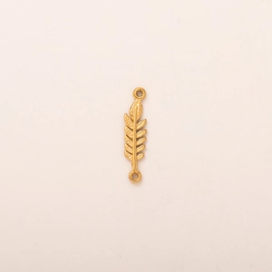 Detalle de conector en forma de hoja chapado en oro de 18K para joyas artesanales