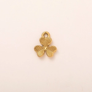 Detalle macro del colgante de trébol en oro de 18K con texturas rayadas para hacer joyería
