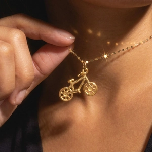 18K vergoldete Edelstahlkette mit einem Anhänger im Vintage-Fahrrad-Design für Damen