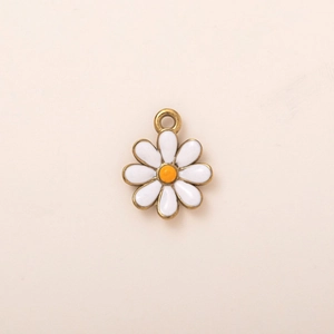 Detalle del colgante de margarita en acero inoxidable bañado en oro 18K con esmalte