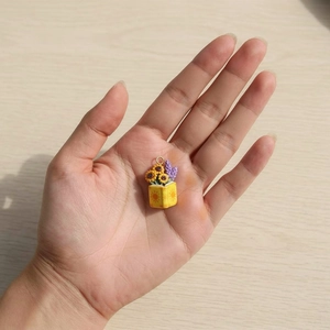 Ciondolo libro giallo in miniatura con girasoli e lavanda per creazione gioielli fai da te