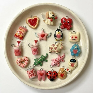 Set van 19 romantische puppy- en hartpendants in rood en wit op een keramisch dienblad