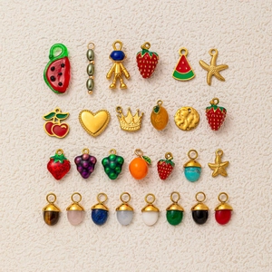 Vue détaillée de breloques de fruits colorées plaquées or 18k avec émail fini