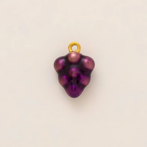 Détail d'un pendentif raisin avec perles de résine violettes et anneau doré 18k