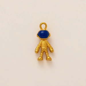 Détail d'un pendentif astronaute plaqué or 18k avec casque en émail bleu brillant