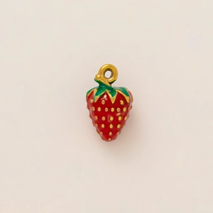 Vue détaillée du pendentif fraise rouge avec feuilles vertes et placage or 18k