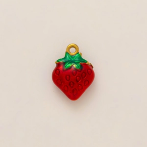 Vue macro détaillée du pendentif fraise plaqué or 18k avec breloque feuille verte