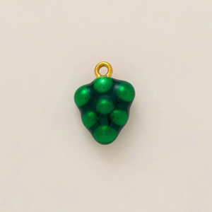 Détail de pendentif raisin vert avec anneau doré 18 carats et finition en émail