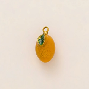 Gros plan détaillé d'un pendentif citron fait main avec une texture en émail jaune