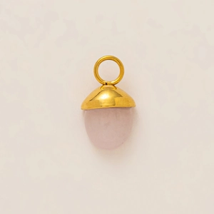 Détail macro du pendentif gland avec capuchon doré et pierre rose translucide