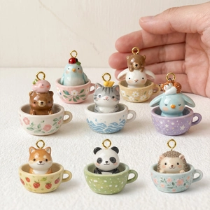 Ciondoli in ceramica dipinti a mano con animaletti in tazza e anelli dorati per gioielli