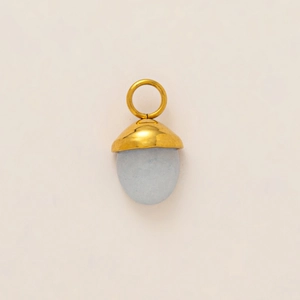 Détail macro du pendentif gland avec capuchon doré et pierre bleue clair mate