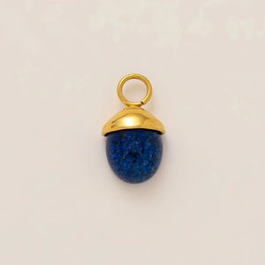 Détail du pendentif gland doré avec pierre de lapis-lazuli bleue et finition polie