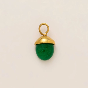 Détail du pendentif gland plaqué or 18k avec pierre précieuse vert émeraude