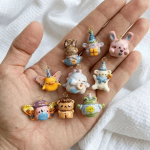 Mini breloques animaux en céramique faits à la main avec boucles dorées pour bijoux