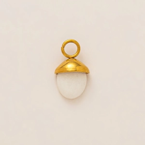 Détail du pendentif gland plaqué or 18k avec pierre blanche et capuchon en métal poli