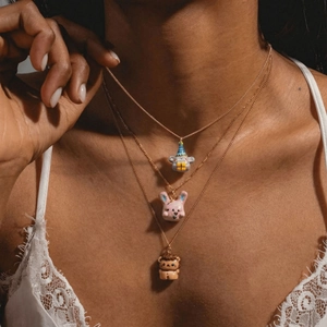Collier doré à trois rangs avec pendentifs colorés de koala, lapin rose et lion mignon