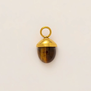 Détail macro du pendentif gland avec capuchon doré et texture polie de l'œil de tigre