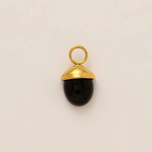 Vue détaillée d'un pendentif gland avec capuchon doré poli et corps en résine noire